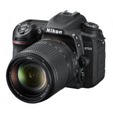 Nikon D7500 + 18-140 AF-S VR